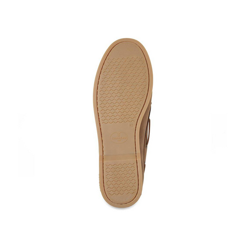 Chaussures bateau Le Chameau Galion en cuir pleine fleur avec semelles antidérapantes et non marquantes, idéales pour les environnements marins, présentant un style nautique raffiné et un logo embossé de haute qualité, parfaites pour un look décontracté et élégant en bord de mer.