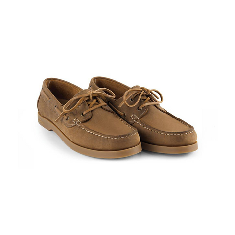 Chaussures bateau Le Chameau Galion en cuir pleine fleur avec semelles antidérapantes et non marquantes, idéales pour les environnements marins, présentant un style nautique raffiné et un logo embossé de haute qualité, parfaites pour un look décontracté et élégant en bord de mer.