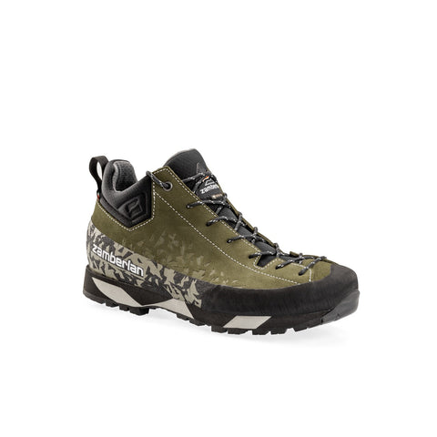 Chaussure Zamberlan 215 Salathé GTX RRV1 en Dark Green, parfaite pour trekking et alpinisme avec technologie GORE-TEX pour imperméabilité et respirabilité, offrant confort et durabilité dans des conditions difficiles et terrains variés. Idéale pour les amateurs de plein air à la recherche de performance et de style.