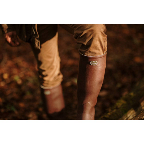 Bottes marron Le Chameau Saint-Hubert, confectionnées à la main avec doublure en cuir, imperméables et élégantes, idéales pour les activités en plein air dans des conditions variées. Semelle bi-densité pour une adhérence parfaite et confort inégalé.