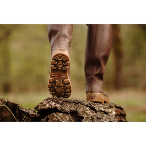 Bottes marron Le Chameau Saint-Hubert, confectionnées à la main avec doublure en cuir, imperméables et élégantes, idéales pour les activités en plein air dans des conditions variées. Semelle bi-densité pour une adhérence parfaite et confort inégalé.