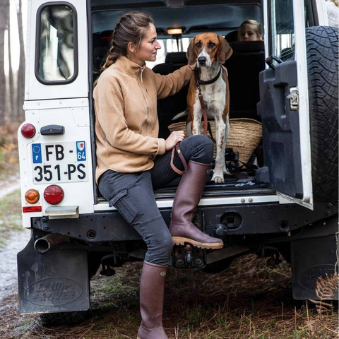 Bottes femmes Le Chameau Saint-Hubert avec doublure en cuir, offrant élégance et imperméabilité pour les activités en plein air, confectionnées artisanalement avec caoutchouc Chamolux et renforts en fibres d’aramide.