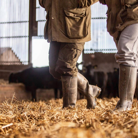 Bottes Le Chameau Saint-Hubert doublées cuir, confection artisanale, équipées de semelles autonettoyantes Michelin, idéales pour activités agricoles, offrant imperméabilité, élégance et confort, adaptées aux professionnels de l'agriculture recherchant adhérence et durabilité.