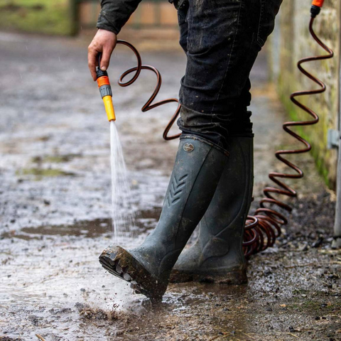 Bottes Le Chameau Saint-Hubert doublées cuir, confection artisanale, équipées de semelles autonettoyantes Michelin, idéales pour activités agricoles, offrant imperméabilité, élégance et confort, adaptées aux professionnels de l'agriculture recherchant adhérence et durabilité.