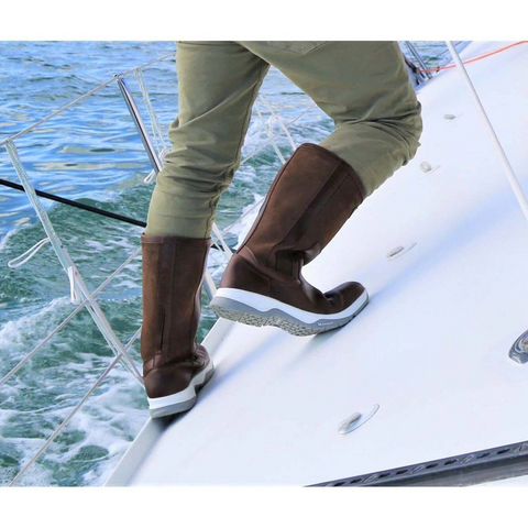 Bottes Le Chameau Pontus en cuir pleine fleur imperméable avec doublure 4 couches, semelle MICHELIN non marquante assurant adhérence optimale, idéales pour conditions hivernales extrêmes et activités en extérieur jusqu'à -20°C.