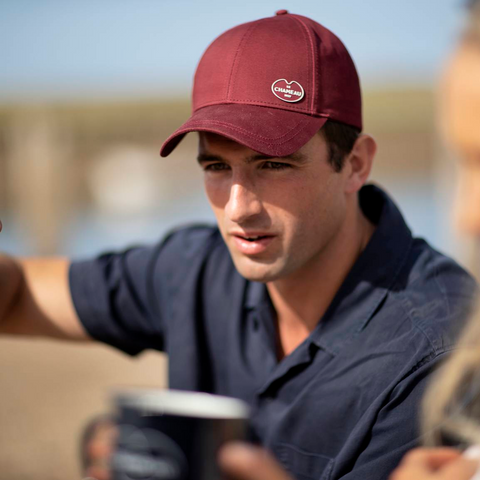 Casquette Le Chameau en coton de haute qualité, respirante et déperlante, idéale pour les journées chaudes, avec ajustement en cuir et logo métallique.