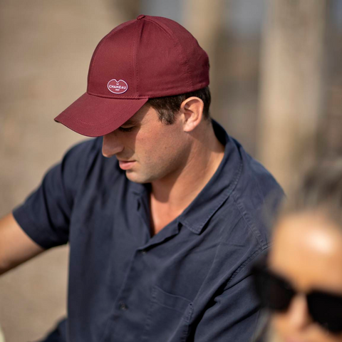 Casquette Le Chameau en coton de haute qualité, respirante et déperlante, idéale pour les journées chaudes, avec ajustement en cuir et logo métallique.