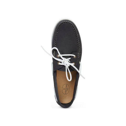 Chaussure Le Chameau Galion en nubuck vue de profil, élégante chaussure-bateau avec semelle antidérapante Sperry, lacets en cuir et logo Le Chameau en relief, idéale pour des aventures nautiques offrant à la fois style et fonctionnalité.
