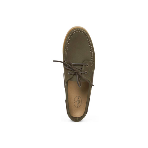 Chaussure Le Chameau Galion en nubuck vue de profil, élégante chaussure-bateau avec semelle antidérapante Sperry, lacets en cuir et logo Le Chameau en relief, idéale pour des aventures nautiques offrant à la fois style et fonctionnalité.