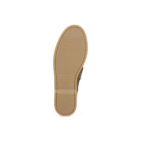 Chaussure Le Chameau Galion en nubuck vue de profil, élégante chaussure-bateau avec semelle antidérapante Sperry, lacets en cuir et logo Le Chameau en relief, idéale pour des aventures nautiques offrant à la fois style et fonctionnalité.