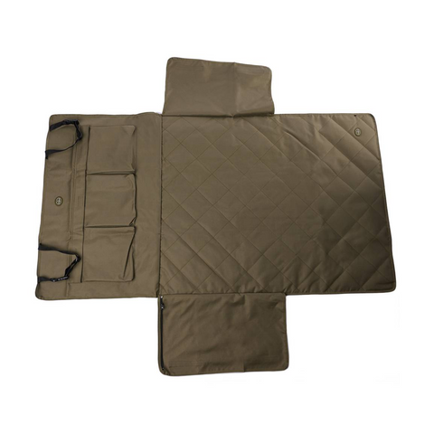 Protection de coffre de voiture Le Chameau matelassée en polyester avec sangles réglables, velcro et fermeture zippée pour maintenir votre coffre et sièges arrière propres et protégés des saletés et de l'humidité, idéale pour les sorties en nature avec une surface antidérapante et plusieurs poches de rangement