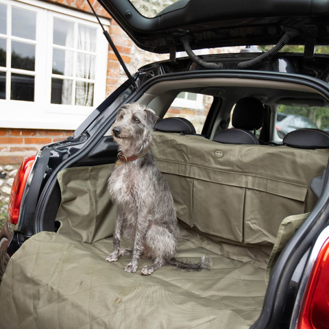 Protection de coffre de voiture Le Chameau matelassée en polyester avec sangles réglables, velcro et fermeture zippée pour maintenir votre coffre et sièges arrière propres et protégés des saletés et de l'humidité, idéale pour les sorties en nature avec une surface antidérapante et plusieurs poches de rangement