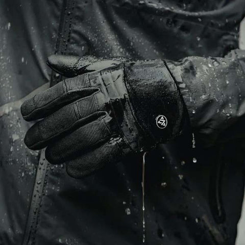 Photo des Gants Imperméables Verjari Renforcés Tactical conçus pour les activités outdoor, dotés d'une membrane imperméable et respirante, avec grip performant et compatibilité écran tactile, offrant confort et protection dans des conditions humides et froides
