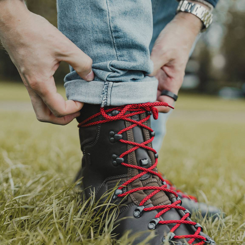 Photo des chaussures Le Chameau Mouflon Extrême 10 pouces montrant la robustesse de leur cuir pleine fleur, avec une semelle Vibram Curcuma réputée pour sa résistance et son adhérence sur terrains difficiles, idéales pour des randonnées en montagne sous toutes conditions.