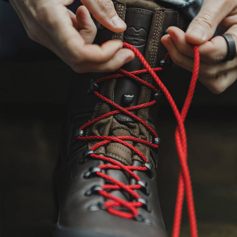 Photo des chaussures Le Chameau Mouflon Extrême 10 pouces montrant la robustesse de leur cuir pleine fleur, avec une semelle Vibram Curcuma réputée pour sa résistance et son adhérence sur terrains difficiles, idéales pour des randonnées en montagne sous toutes conditions.