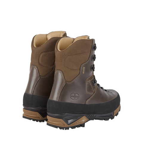 Photo des chaussures Le Chameau Mouflon Extrême 10 pouces montrant la robustesse de leur cuir pleine fleur, avec une semelle Vibram Curcuma réputée pour sa résistance et son adhérence sur terrains difficiles, idéales pour des randonnées en montagne sous toutes conditions.
