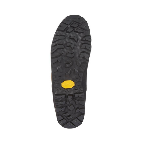 Photo des chaussures Le Chameau Mouflon Extrême 10 pouces montrant la robustesse de leur cuir pleine fleur, avec une semelle Vibram Curcuma réputée pour sa résistance et son adhérence sur terrains difficiles, idéales pour des randonnées en montagne sous toutes conditions.