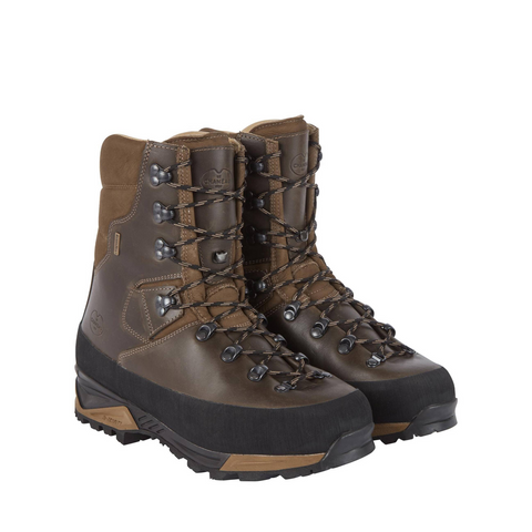 Photo des chaussures Le Chameau Mouflon Extrême 10 pouces montrant la robustesse de leur cuir pleine fleur, avec une semelle Vibram Curcuma réputée pour sa résistance et son adhérence sur terrains difficiles, idéales pour des randonnées en montagne sous toutes conditions.