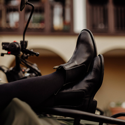 Bottines femmes Le Chameau La Chelsea en cuir marron, idéales pour les promenades en ville et à la campagne. Allient élégance et fonctionnalité avec doublure OnSteam® respirante, semelle antidérapante, et design moderne. Chaussures parfaites pour un confort quotidien et une durabilité accrue, adaptées à toutes les saisons.