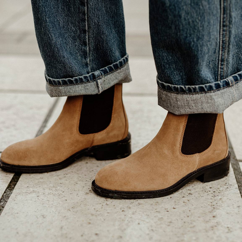 Bottines femmes Le Chameau La Chelsea en daim marron clair avec semelle intérieure onSteam® amortissante, idéales pour promenades décontractées et jardinage, légères et faciles à enfiler grâce à leurs brides.