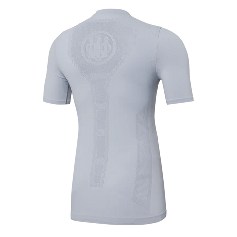 Maillot de corps unisexe Beretta Flash Seamless, conçu pour le confort optimal avec zones de compression, matériau respirant et sans couture, idéal pour le tir et les activités extérieures. Sous-vêtement en polypropylène et polyamide doux avec gestion température efficace, garantissant le maintien au sec. Structure 3D épaules, coupe slim élastique, logo Beretta, pour une liberté de mouvement exceptionnelle lors de sports dynamiques.
