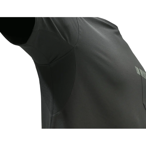 Image du T-shirt Beretta Tactical pour homme, en coton élastique avec un design graphique distinctif, une petite poche poitrine, et un logo imprimé Beretta au dos, idéal pour un style décontracté et des activités outdoor.