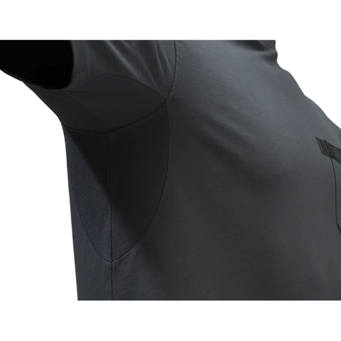 Image du T-shirt Beretta Tactical pour homme, en coton élastique avec un design graphique distinctif, une petite poche poitrine, et un logo imprimé Beretta au dos, idéal pour un style décontracté et des activités outdoor.