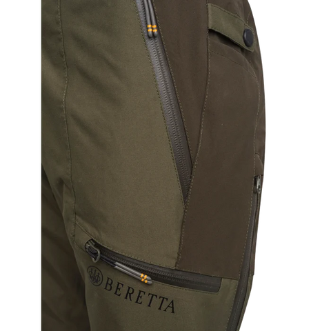 Pantalon de chasse pour femme Tri-Active EVO Beretta en motif Camo Max5, imperméable et respirant avec fermeture YKK et inserts élastiques pour une liberté de mouvement maximale, idéal pour les environnements de chasse en pleine nature.