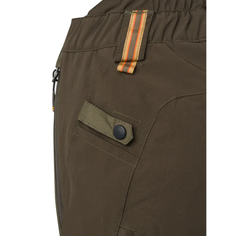 Pantalon de chasse pour femme Tri-Active EVO Beretta en motif Camo Max5, imperméable et respirant avec fermeture YKK et inserts élastiques pour une liberté de mouvement maximale, idéal pour les environnements de chasse en pleine nature.