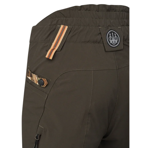 Pantalon de chasse pour femme Tri-Active EVO Beretta en motif Camo Max5, imperméable et respirant avec fermeture YKK et inserts élastiques pour une liberté de mouvement maximale, idéal pour les environnements de chasse en pleine nature.
