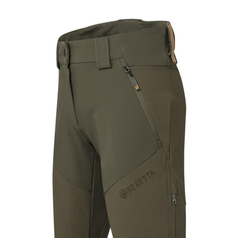 Pantalon de chasse pour femme Beretta 4 Way Stretch conçu pour l'outdoor avec élasticité et résistance, équipé d'inserts anti-abrasion, ventilation zippée, soutien lombaire élevé et coupe slim pour un confort durable dans les activités en automne et hiver.