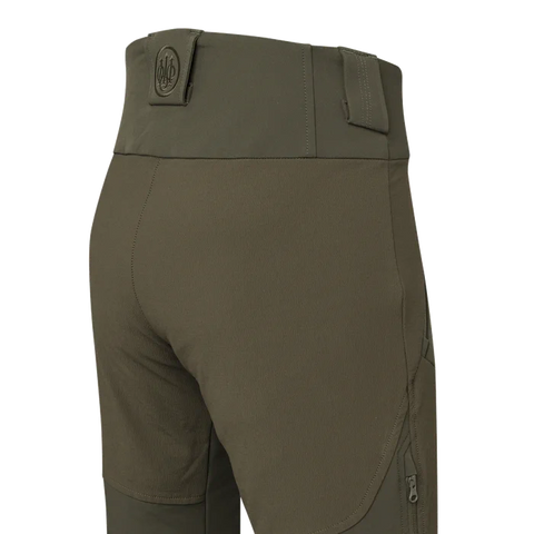 Pantalon de chasse pour femme Beretta 4 Way Stretch conçu pour l'outdoor avec élasticité et résistance, équipé d'inserts anti-abrasion, ventilation zippée, soutien lombaire élevé et coupe slim pour un confort durable dans les activités en automne et hiver.