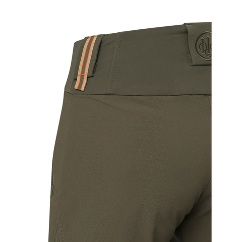 Pantalon de chasse pour femme Beretta 4 Way Stretch conçu pour l'outdoor avec élasticité et résistance, équipé d'inserts anti-abrasion, ventilation zippée, soutien lombaire élevé et coupe slim pour un confort durable dans les activités en automne et hiver.