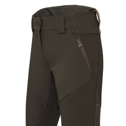 Pantalon de chasse pour femme Beretta 4 Way Stretch conçu pour l'outdoor avec élasticité et résistance, équipé d'inserts anti-abrasion, ventilation zippée, soutien lombaire élevé et coupe slim pour un confort durable dans les activités en automne et hiver.