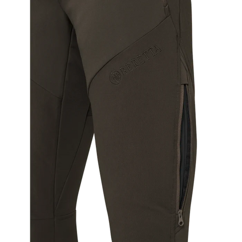 Pantalon de chasse pour femme Beretta 4 Way Stretch conçu pour l'outdoor avec élasticité et résistance, équipé d'inserts anti-abrasion, ventilation zippée, soutien lombaire élevé et coupe slim pour un confort durable dans les activités en automne et hiver.