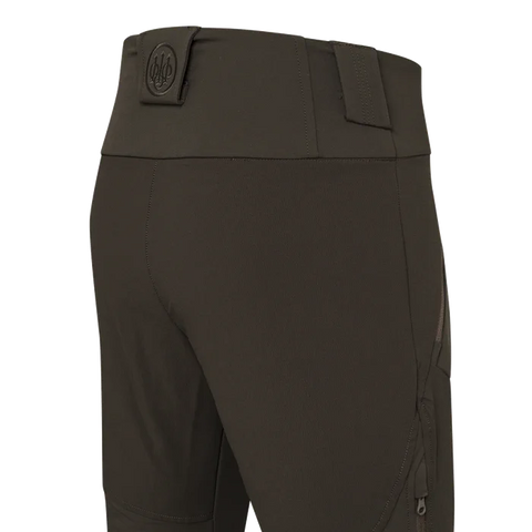 Pantalon de chasse pour femme Beretta 4 Way Stretch conçu pour l'outdoor avec élasticité et résistance, équipé d'inserts anti-abrasion, ventilation zippée, soutien lombaire élevé et coupe slim pour un confort durable dans les activités en automne et hiver.