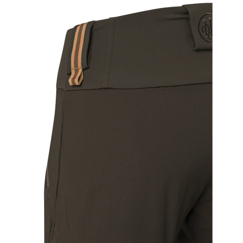 Pantalon de chasse pour femme Beretta 4 Way Stretch conçu pour l'outdoor avec élasticité et résistance, équipé d'inserts anti-abrasion, ventilation zippée, soutien lombaire élevé et coupe slim pour un confort durable dans les activités en automne et hiver.
