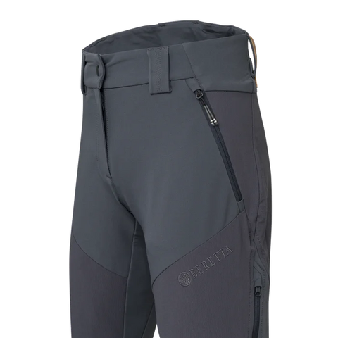 Pantalon de chasse pour femme Beretta 4 Way Stretch conçu pour l'outdoor avec élasticité et résistance, équipé d'inserts anti-abrasion, ventilation zippée, soutien lombaire élevé et coupe slim pour un confort durable dans les activités en automne et hiver.