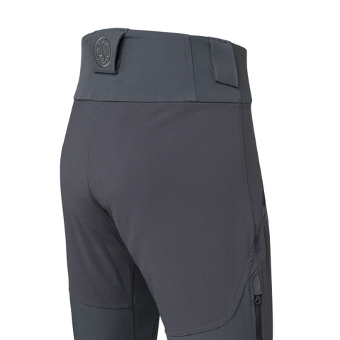 Pantalon de chasse pour femme Beretta 4 Way Stretch conçu pour l'outdoor avec élasticité et résistance, équipé d'inserts anti-abrasion, ventilation zippée, soutien lombaire élevé et coupe slim pour un confort durable dans les activités en automne et hiver.