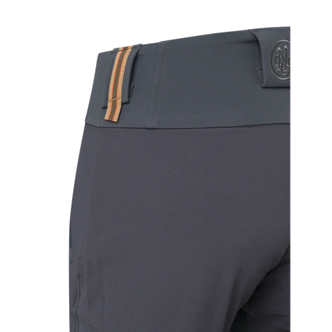 Pantalon de chasse pour femme Beretta 4 Way Stretch conçu pour l'outdoor avec élasticité et résistance, équipé d'inserts anti-abrasion, ventilation zippée, soutien lombaire élevé et coupe slim pour un confort durable dans les activités en automne et hiver.