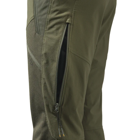 Pantalon de chasse Beretta Thorn Resistant EVO, offrant protection contre ronces, imperméable et respirant grâce à la membrane BWB EVO, idéal pour chasseurs en terrain difficile, fabriqué en polyamide haute ténacité et tissu élastique pour une grande résistance et mobilité.