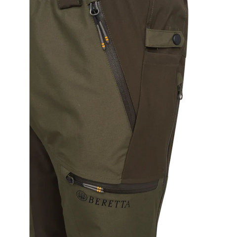 Pantalon de chasse Beretta Tri-Active EVO imperméable avec motif Camo Raltree Max5, offrant un tissu silencieux et respirant pour une grande liberté de mouvement grâce à ses inserts élastiques, idéal pour les espaces ouverts et les chasseurs exigeants.