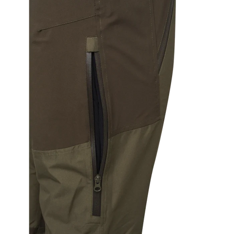 Pantalon de chasse Beretta Tri-Active EVO imperméable avec motif Camo Raltree Max5, offrant un tissu silencieux et respirant pour une grande liberté de mouvement grâce à ses inserts élastiques, idéal pour les espaces ouverts et les chasseurs exigeants.
