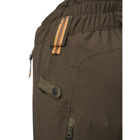 Pantalon de chasse Beretta Tri-Active EVO imperméable avec motif Camo Raltree Max5, offrant un tissu silencieux et respirant pour une grande liberté de mouvement grâce à ses inserts élastiques, idéal pour les espaces ouverts et les chasseurs exigeants.