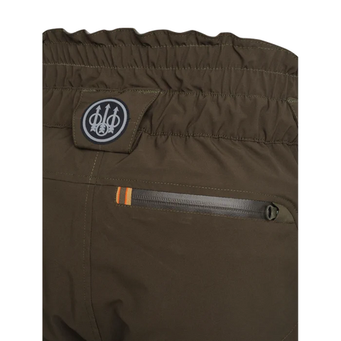 Pantalon de chasse Beretta Tri-Active EVO imperméable avec motif Camo Raltree Max5, offrant un tissu silencieux et respirant pour une grande liberté de mouvement grâce à ses inserts élastiques, idéal pour les espaces ouverts et les chasseurs exigeants.