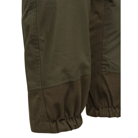 Pantalon de chasse Beretta Tri-Active EVO imperméable avec motif Camo Raltree Max5, offrant un tissu silencieux et respirant pour une grande liberté de mouvement grâce à ses inserts élastiques, idéal pour les espaces ouverts et les chasseurs exigeants.