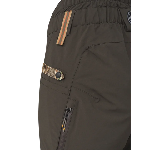Pantalon de chasse Beretta Tri-Active EVO imperméable avec motif Camo Raltree Max5, offrant un tissu silencieux et respirant pour une grande liberté de mouvement grâce à ses inserts élastiques, idéal pour les espaces ouverts et les chasseurs exigeants.