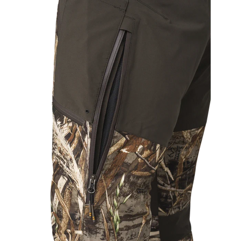 Pantalon de chasse Beretta Tri-Active EVO imperméable avec motif Camo Raltree Max5, offrant un tissu silencieux et respirant pour une grande liberté de mouvement grâce à ses inserts élastiques, idéal pour les espaces ouverts et les chasseurs exigeants.