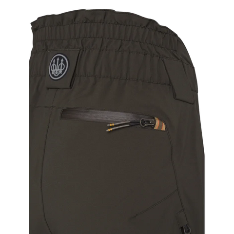 Pantalon de chasse Beretta Tri-Active EVO imperméable avec motif Camo Raltree Max5, offrant un tissu silencieux et respirant pour une grande liberté de mouvement grâce à ses inserts élastiques, idéal pour les espaces ouverts et les chasseurs exigeants.