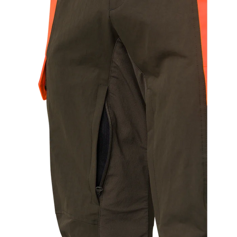Pantalon de chasse Beretta Balcan pour terrains difficiles, résistant à l'eau avec inserts élastiques, idéal pour environnements denses et mobilité maximale.